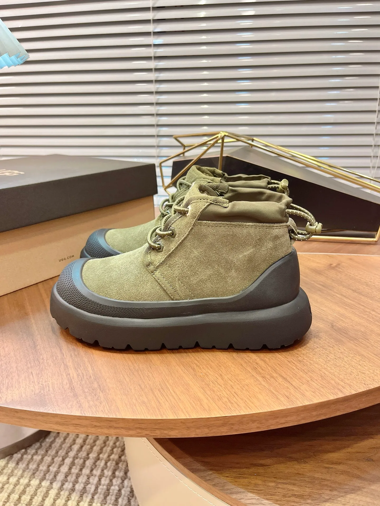 【UGG】 P: 560💰 Couple shoes Size: Women’s size 35-40 / Men’s size 40-44 UGG Tasman Weather Hybrid slip-on snow boots👢 Wang Yibo's same style 👏 adds a large orange sole to the classic Tasman shoe style, functional color contrast design, environmentally friendly waterproof and snowproof material, which has both fashionable and functional attributes. At the same time, it is paired with the new UGG furry shoes Keen's furry color-blocking jacket. Bright orange and maroon collide to create a new light outdoor style and open up a new travel experience in early autumn! Using the best materials, the 17mm fur integrated surface is warmer and breathable, and the outsole is upgraded to a lightweight and wear-resistant light wing technology outsole!